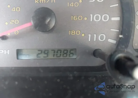 2004 Toyota Sequoia Sr5 V8 z USA, uszkodzony, nr VIN 5TDBT44A04S220607